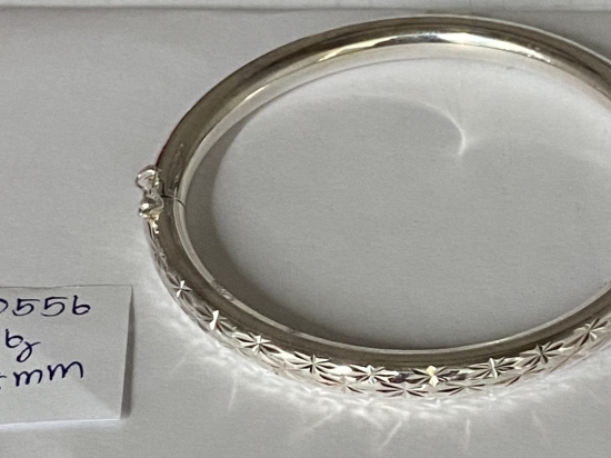 Bangle 556