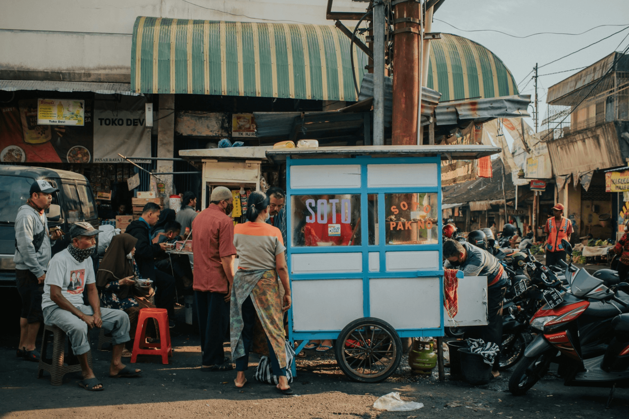 Master the street food scene safely-gerobak-jualan-soto