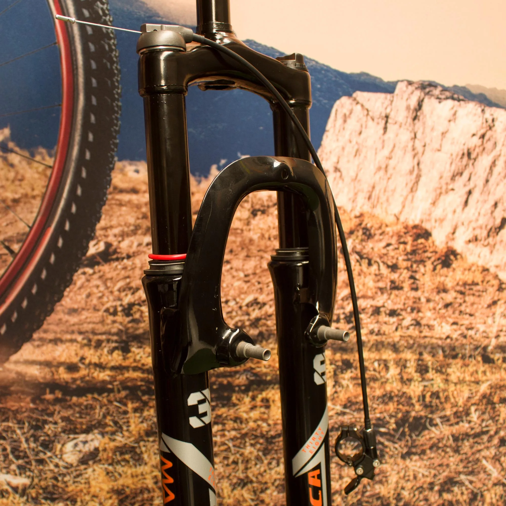 tijera-para-bicicleta-26-suspension-254-mm-fe-con-rosca-bloqueo-remoto-con-resorte-helicoidal-negra-mariluz-eca-6