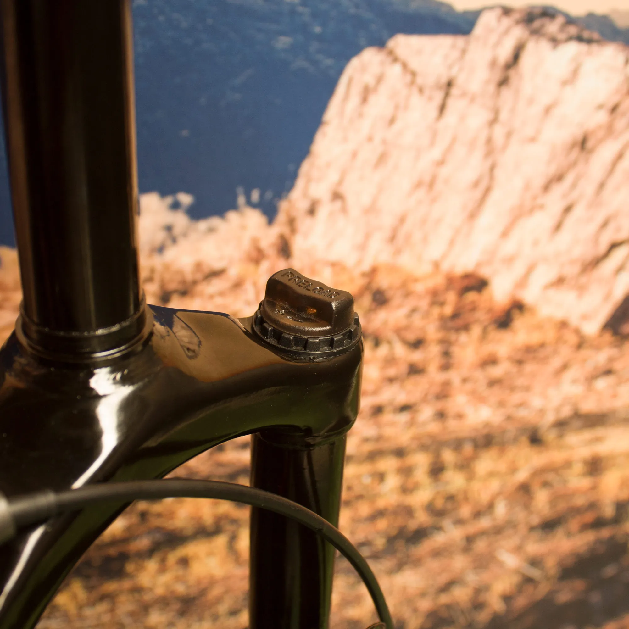 tijera-para-bicicleta-26-suspension-254-mm-fe-con-rosca-bloqueo-remoto-con-resorte-helicoidal-negra-mariluz-eca-7