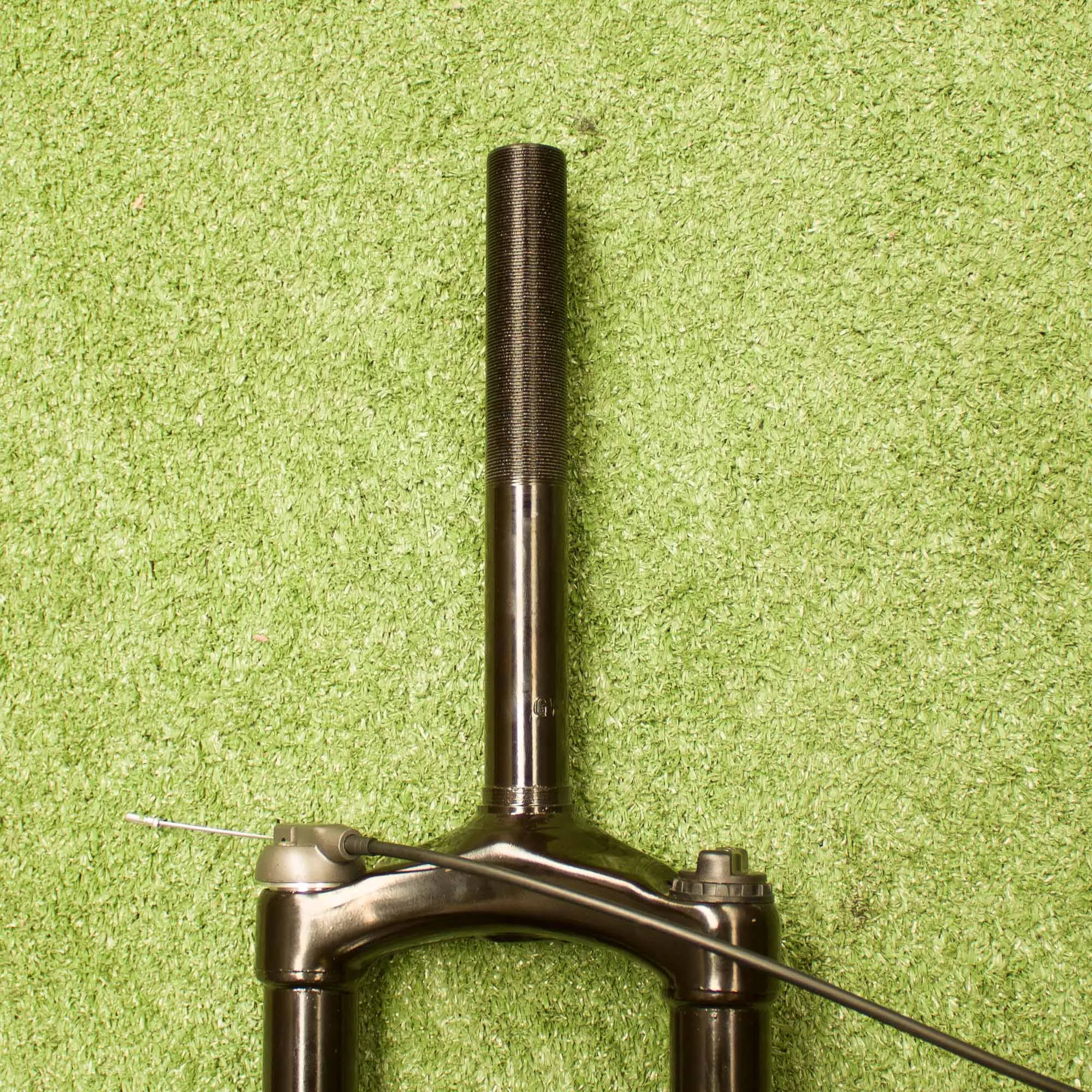 tijera-para-bicicleta-26-suspension-254-mm-fe-con-rosca-bloqueo-remoto-con-resorte-helicoidal-negra-mariluz-eca-8