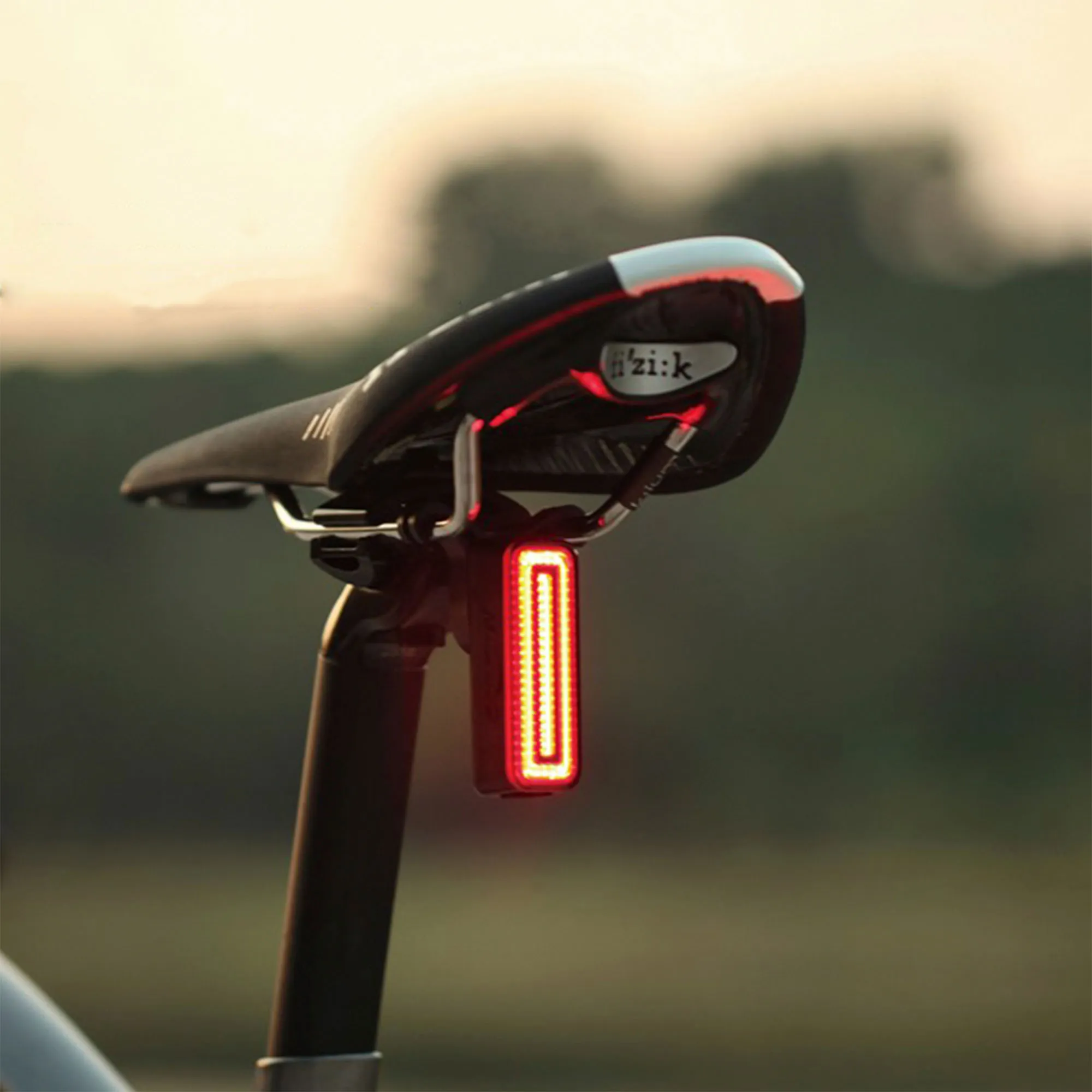 lampara-trasera-para-bicicleta-de-100-lumens-recargable-usb-magic-shine-4