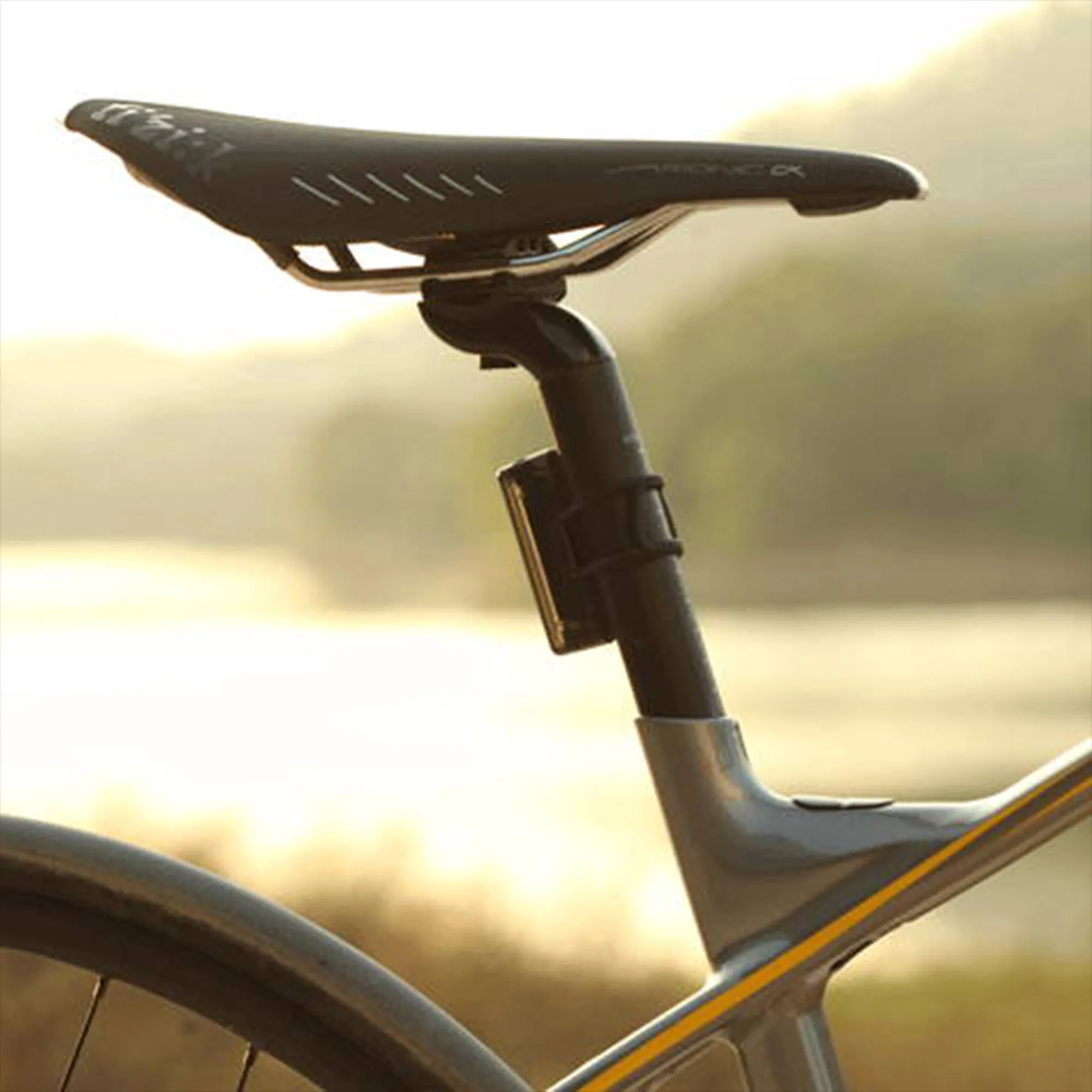 lampara-trasera-para-bicicleta-de-30-lumens-recargable-usb-magic-shine-7