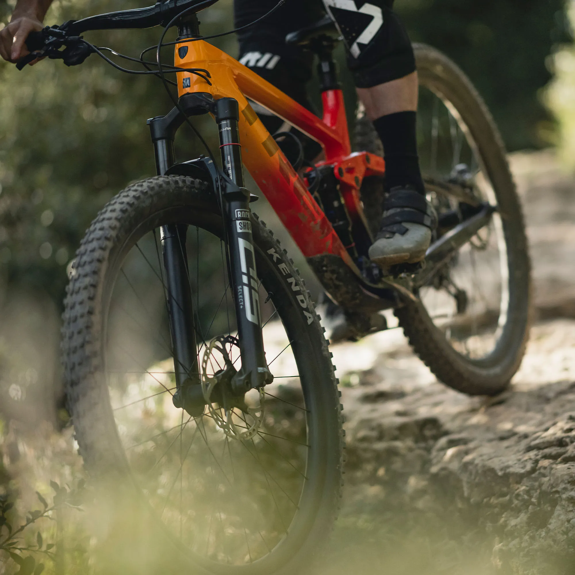 llanta-29-x-220-k1127-60-tpi-honey-badger-negra-kenda-6