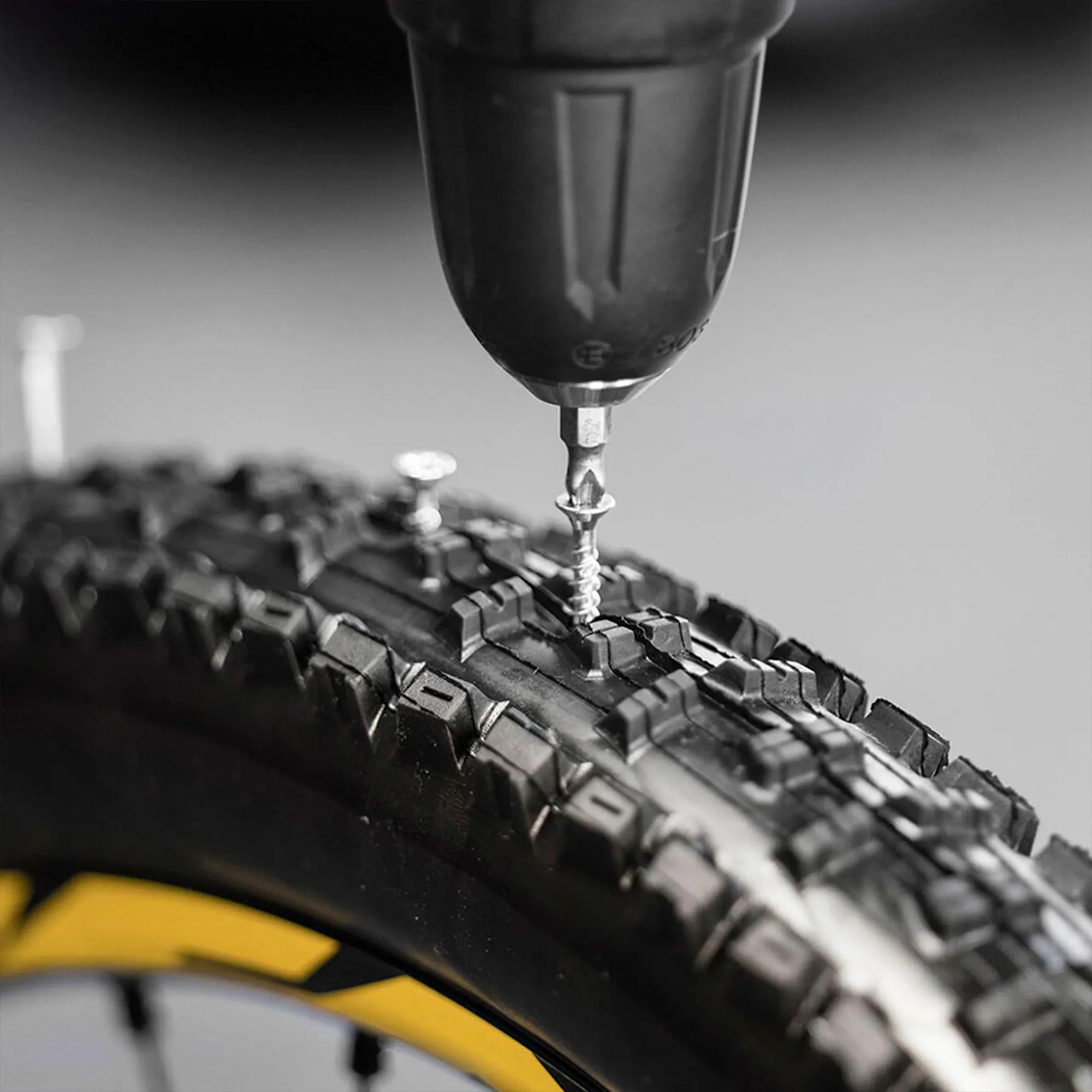 kit-sellador-tubeless-para-bicicleta-140-ml-con-luz-uv-muc-off-6