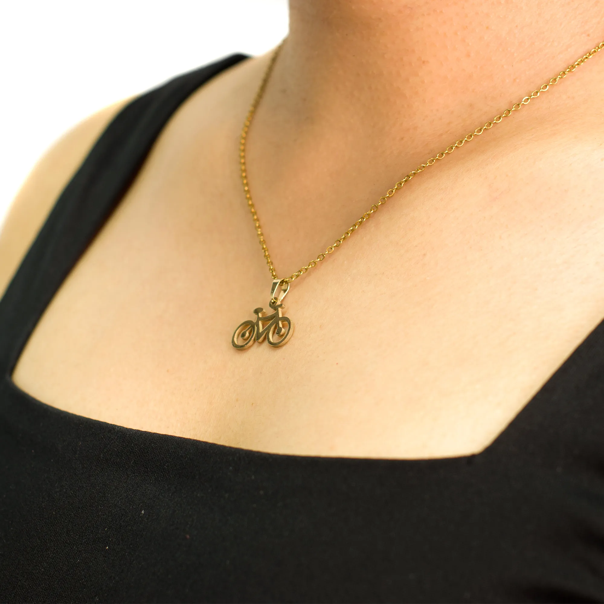 collar-con-dije-y-aretes-de-bici-dorado-1