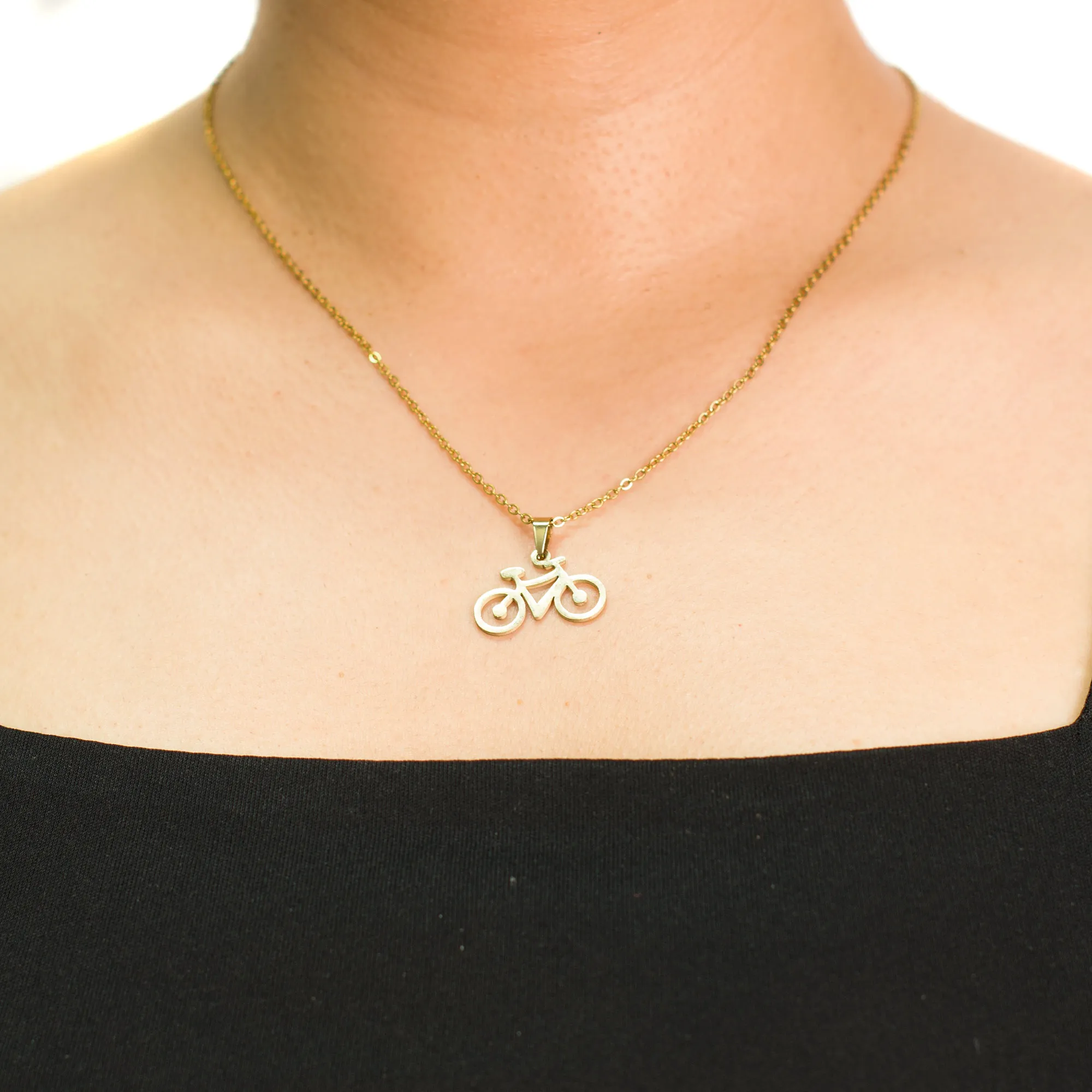 collar-con-dije-y-aretes-de-bici-dorado-2