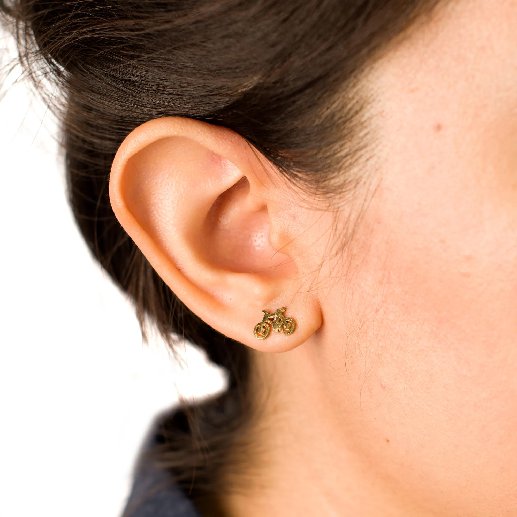 collar-con-dije-y-aretes-de-bici-dorado-3