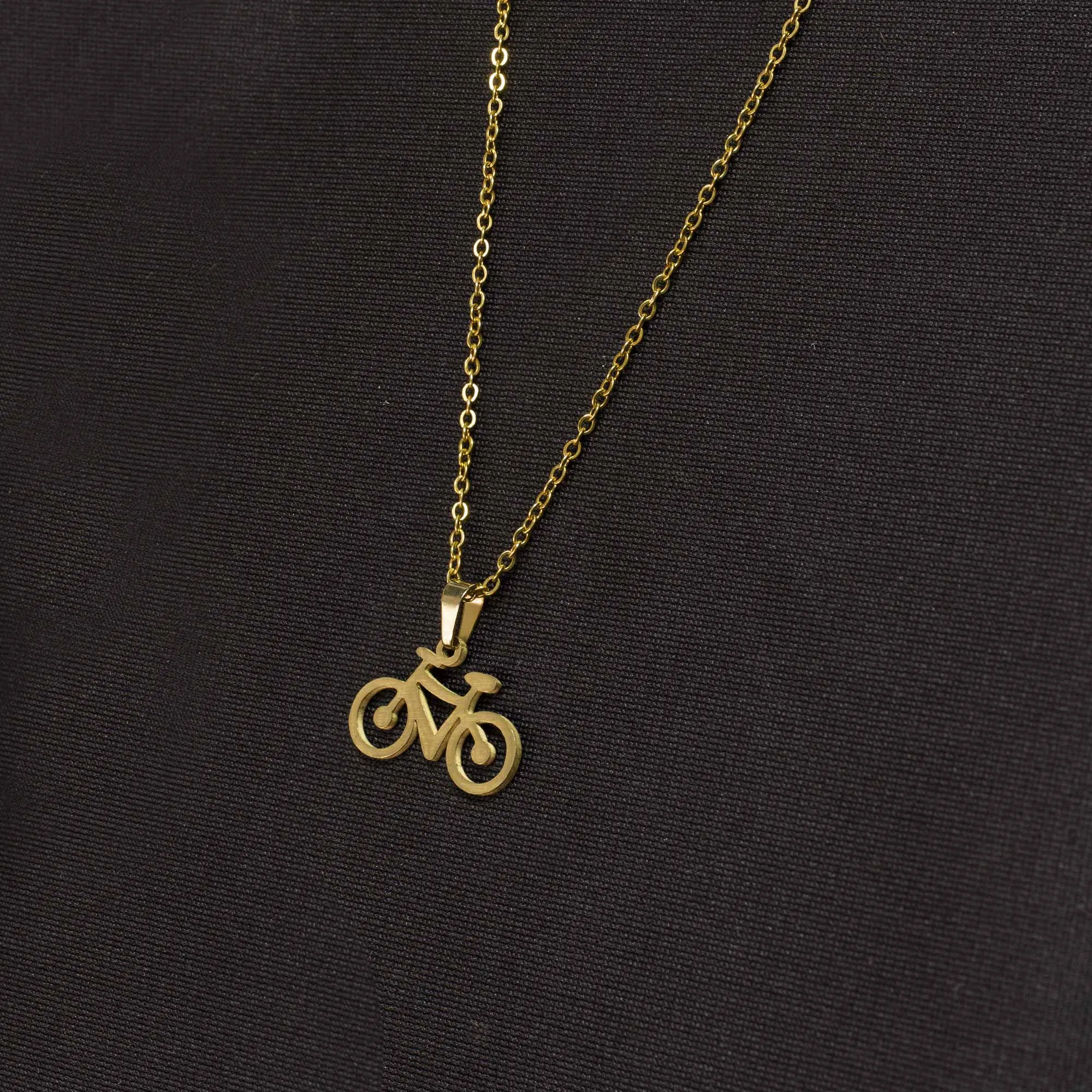 collar-con-dije-y-aretes-de-bici-dorado-4