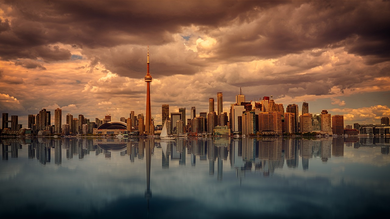 Toronto Airport Pickup and Evening City Tour