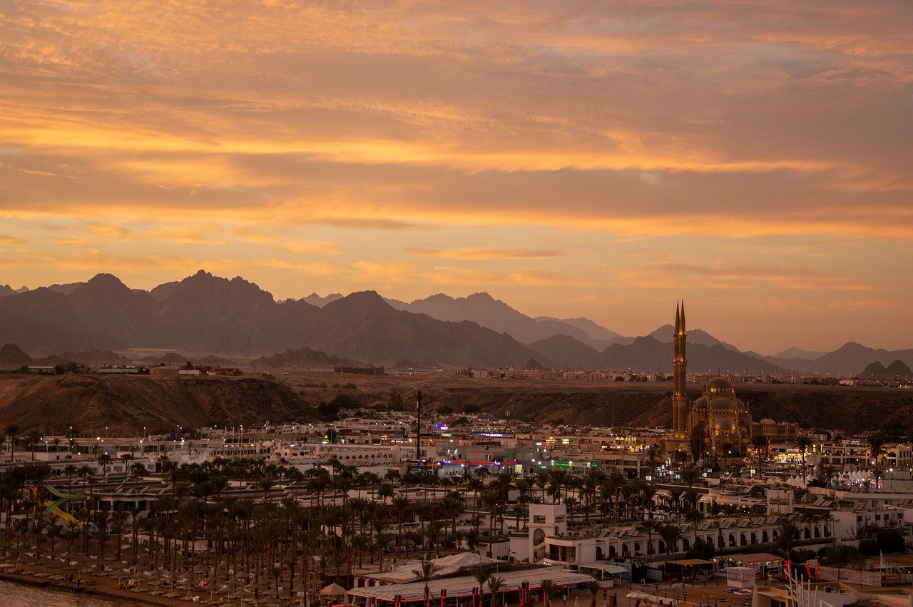 Sinai's Spectacular Scenery and Gaming Glamour