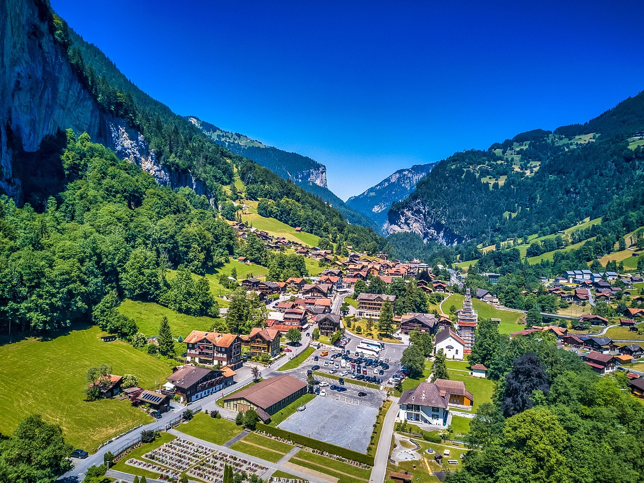 Scenic Beauty and Adventure in Lauterbrunnen, Lake Brienz, and Mürren