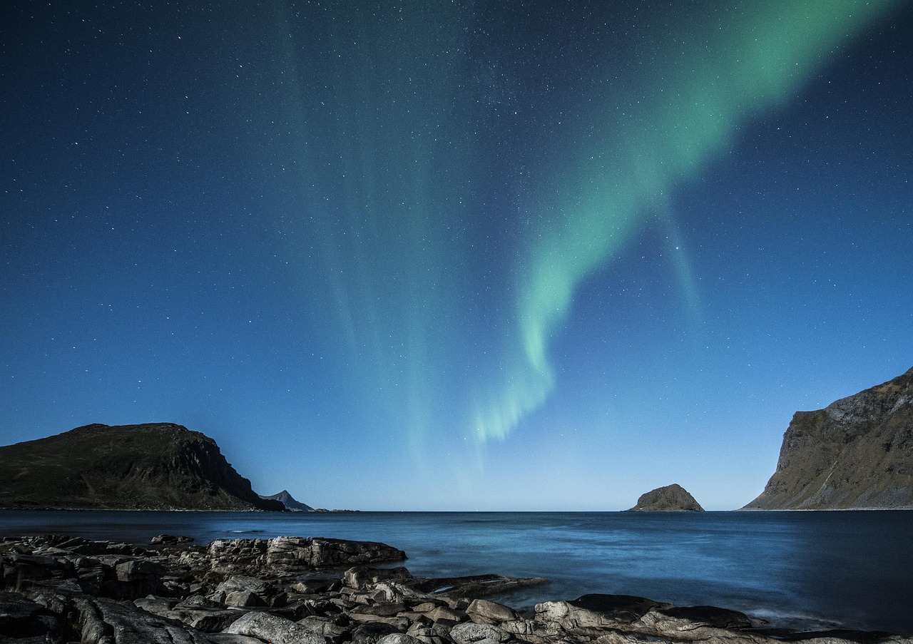 Aventure dans les Îles Lofoten: Randonnée, Pêche, et Aurores Boréales