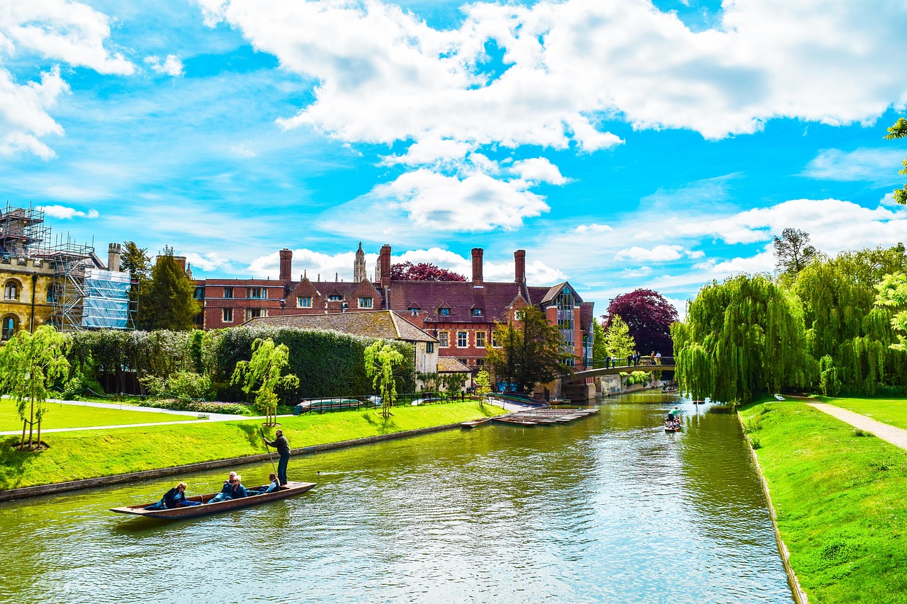 Ultimate Cambridge Day Trip with Punting and Alumni Tours