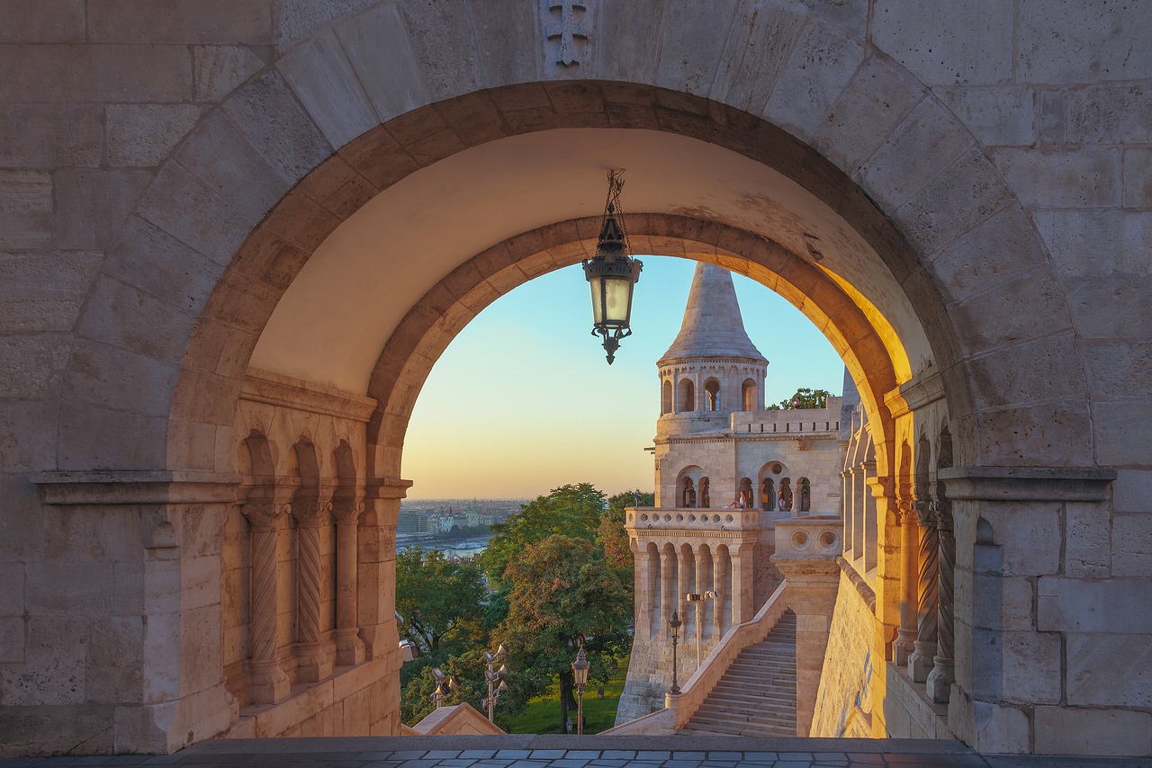 Budapest in 2 Days: Castle, Basilica, Baths & Danube