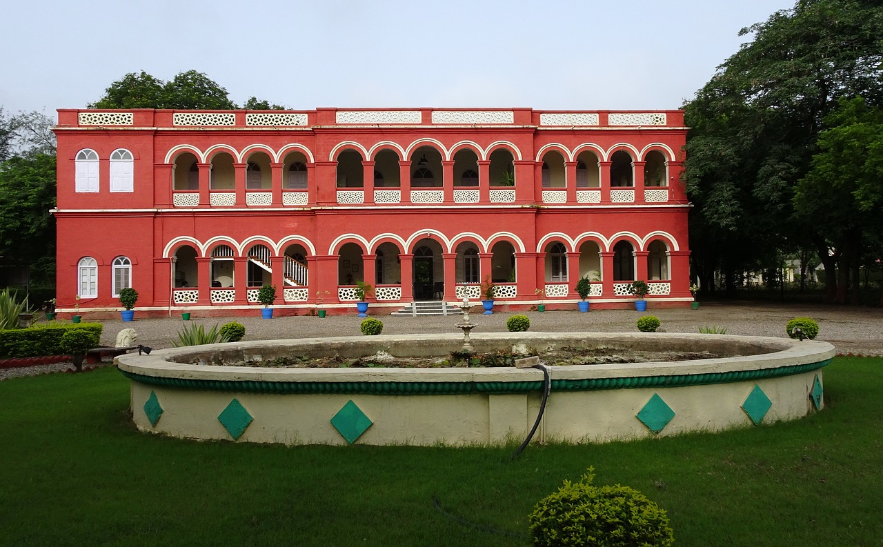 Palatial Delights in Gondal