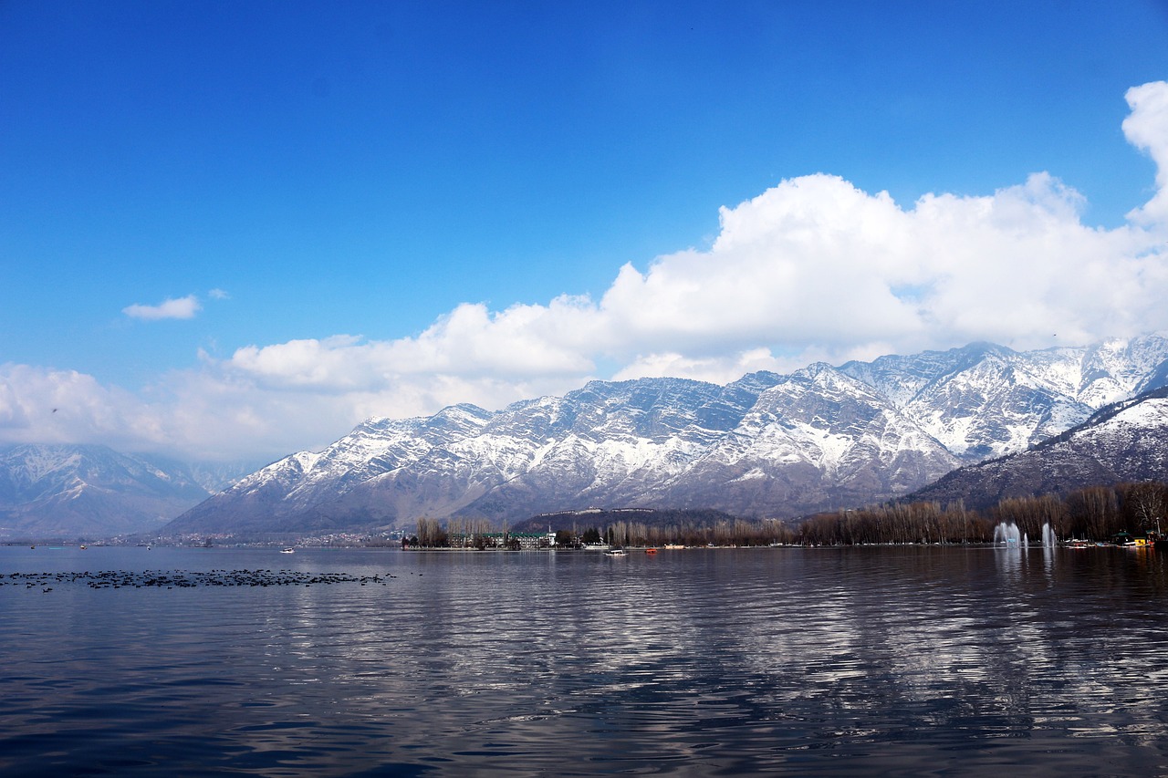 Enchanting 6-Day Kashmir Tour with Houseboat Stay