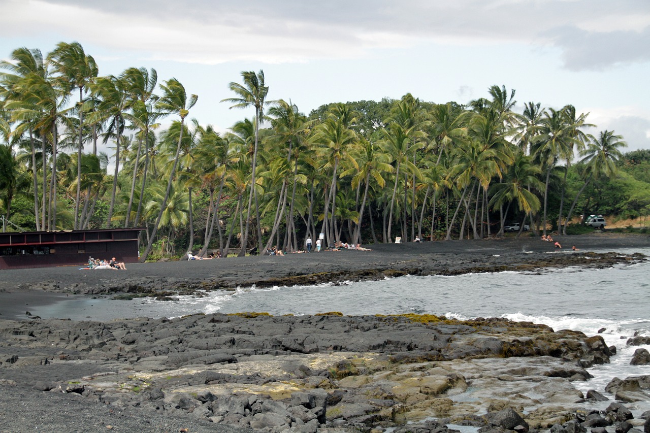 Big Island Volcanoes, Beaches, and Waterfalls Day Trip