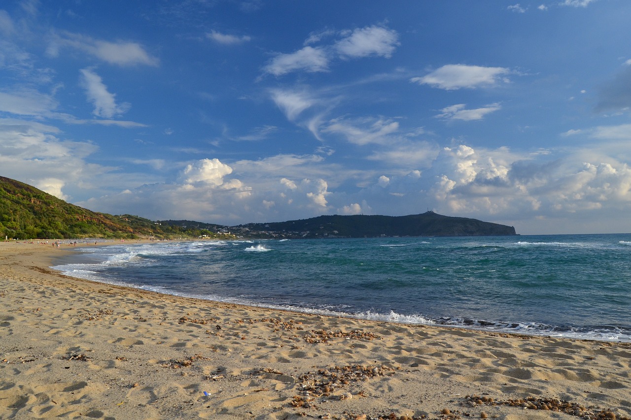 Esplorazione di Palinuro: Spiagge, Grotte Marine e Cucina Locale