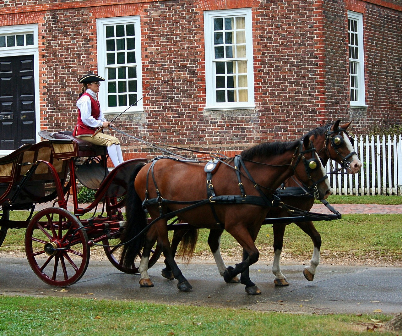 Immersive Historic Williamsburg Experience with Culinary Delights