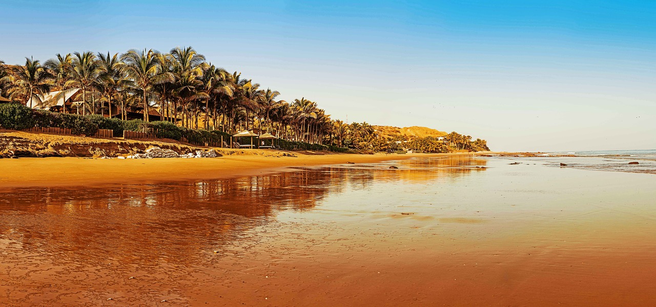 Beachside Dining and Scenic Views in Máncora