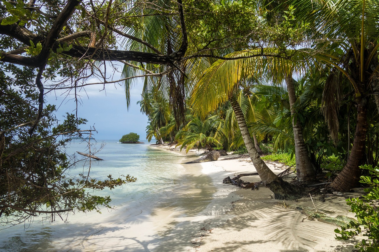 Ultimate San Blas Islands Getaway: Boat Tours and Paradise Retreat