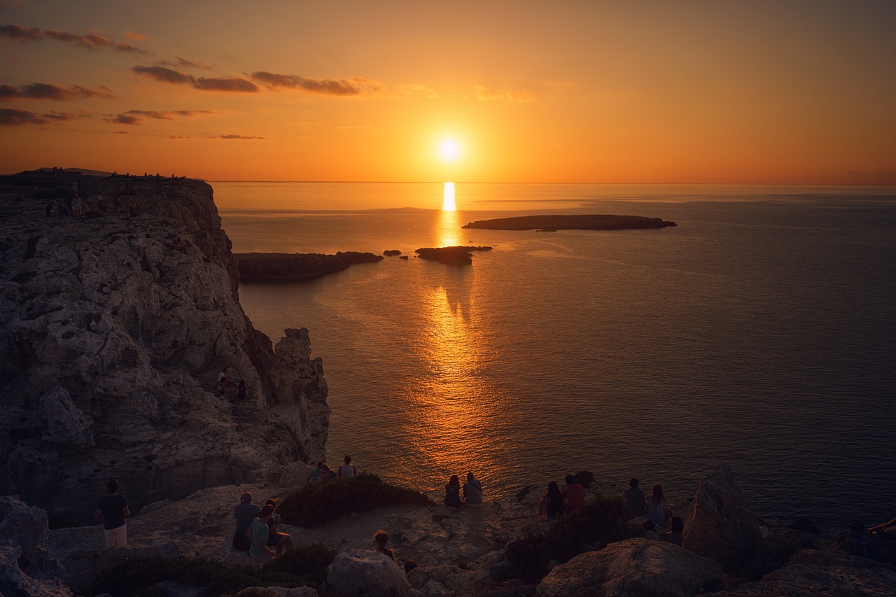 Esplorazione di Minorca: Mare, Storia e Gastronomia