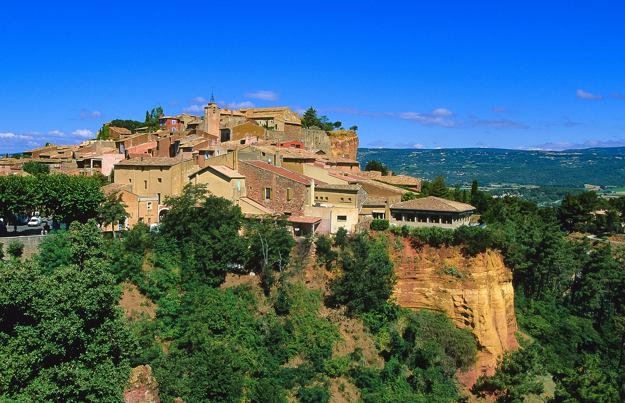 A Day in the Ochre Village of Roussillon