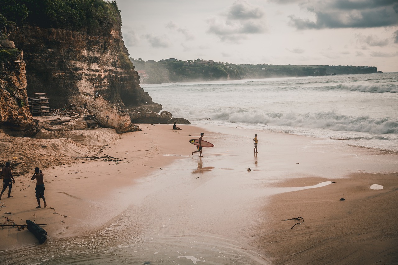 Surf, Sunsets, and Seafood: A 4-Day Uluwatu Surfing Adventure