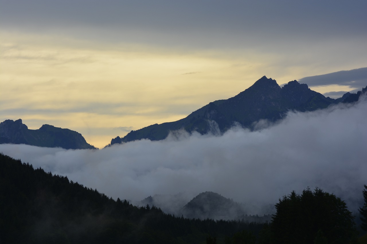 Bavarian Fairytale: Neuschwanstein and Linderhof Palace Tour