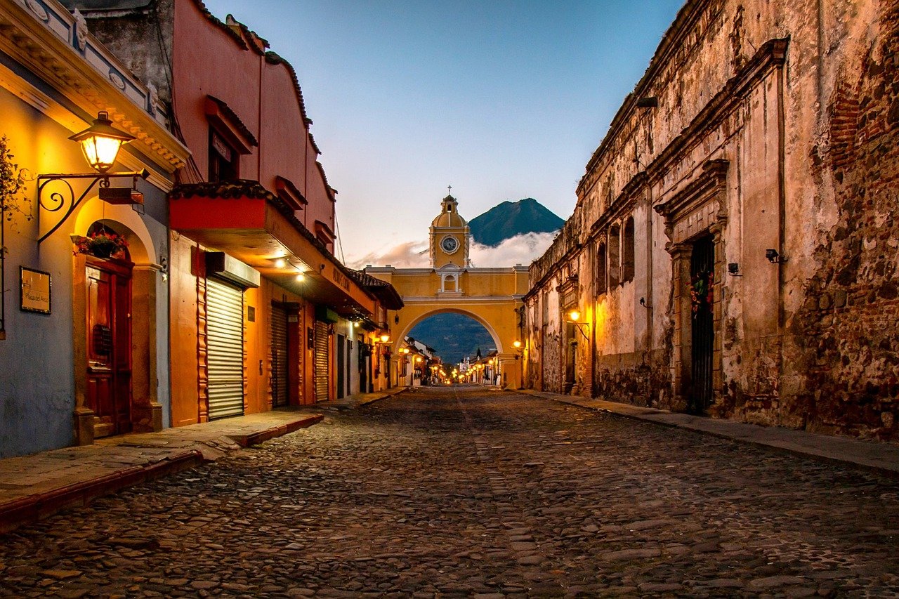 Aventura y Cultura en Guatemala: Antigua, Volcanes y Ciudad de Guatemala