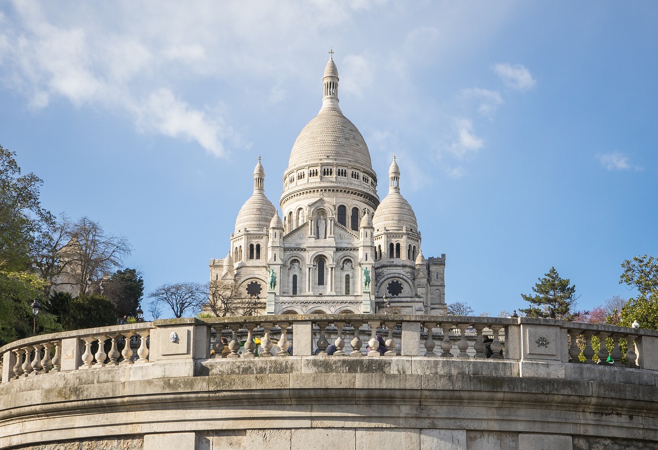 Art, Cafes, and Sacré-Cœur Basilica in Montmartre