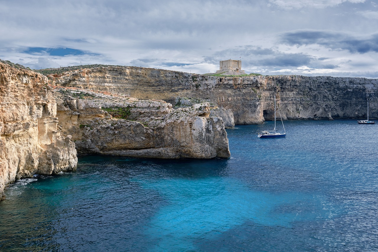 Esplorazione di Comino: Spiagge e Cibo