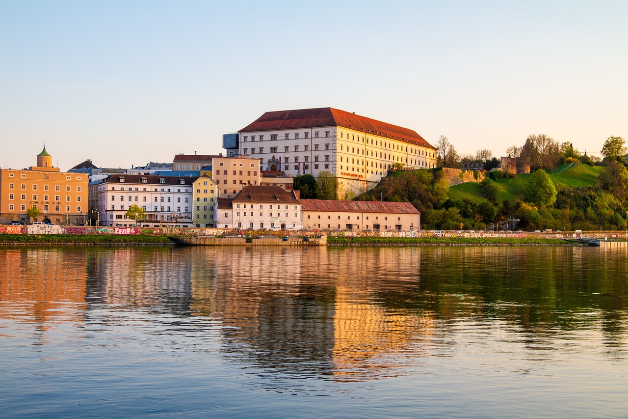 Linz Unique Afternoon Experience: Crime Tour and Linz Harbor Cruise