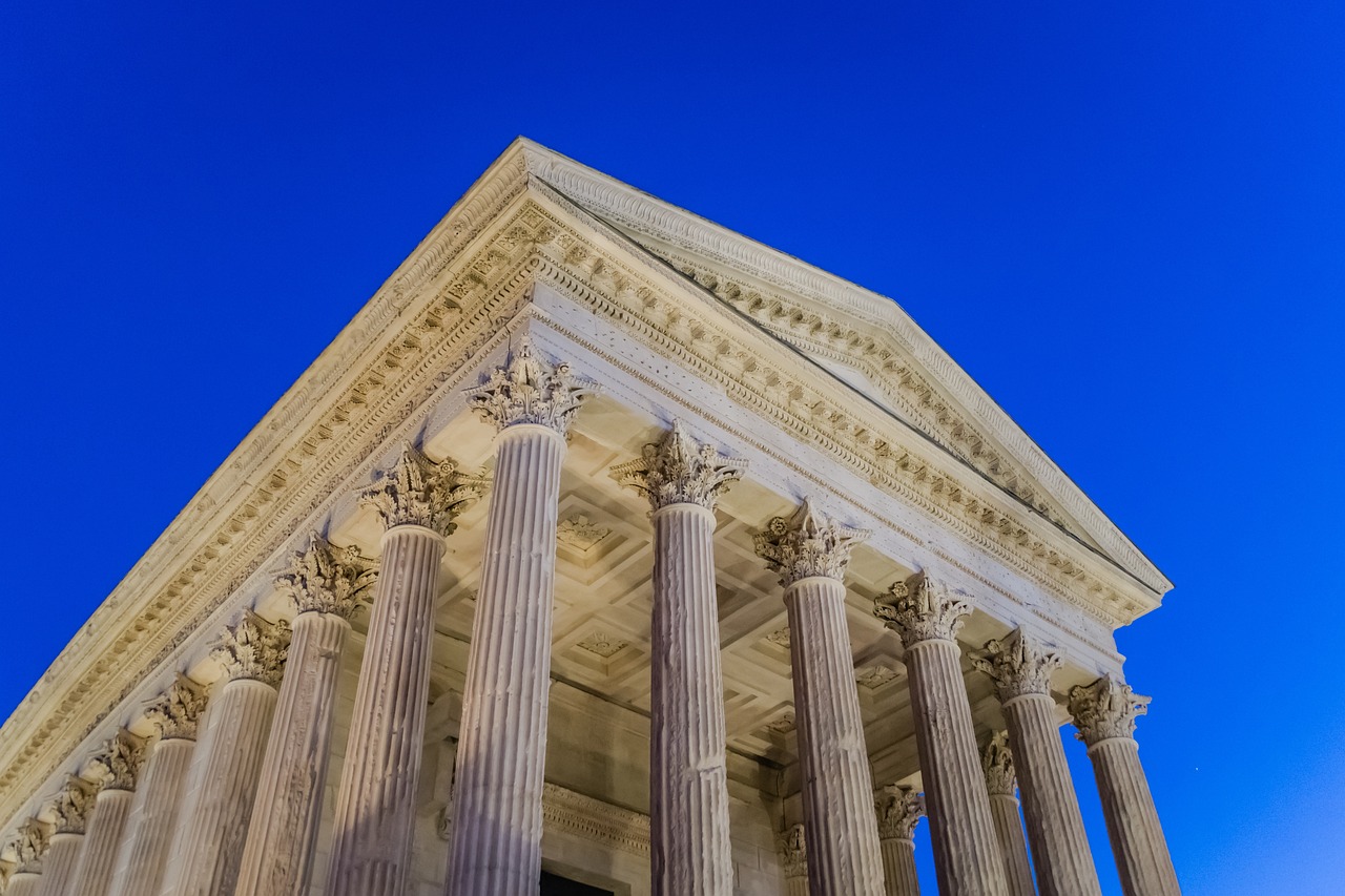 Roman Heritage and Natural Beauty in Nîmes and its Surroundings