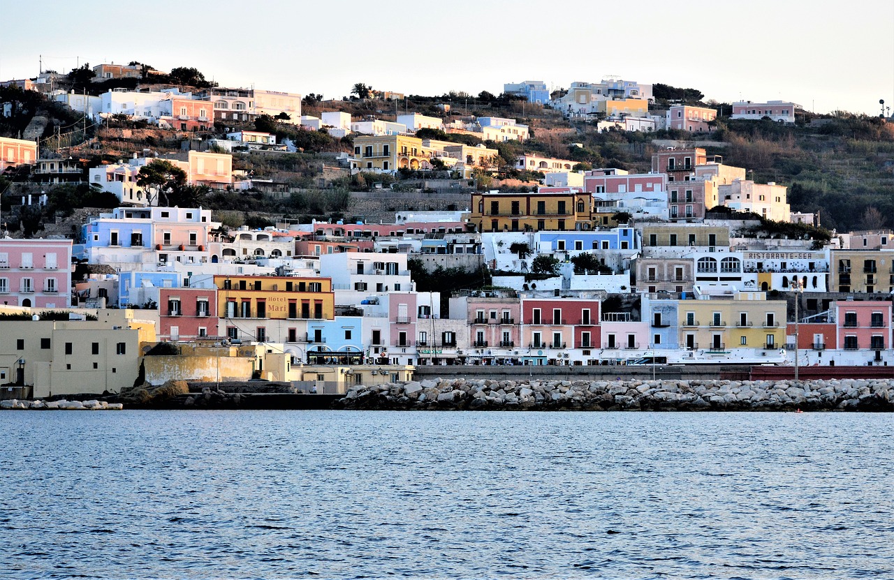 Esplorando la Bellezza di Ponza in Barca