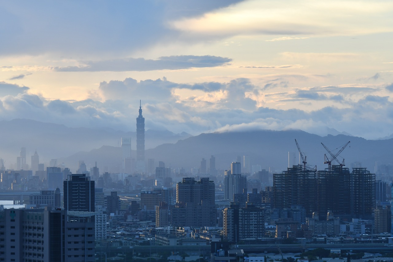 Scenic Taipei: Mountains, Markets, and Monuments