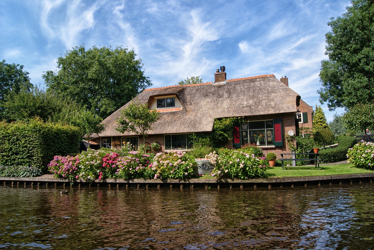 Giethoorn Relaxation: Canal Cruises and Culinary Delights