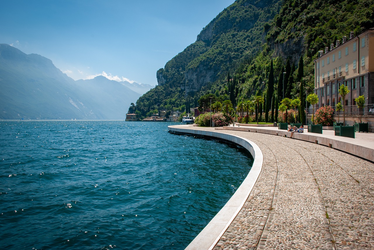Lake Como and Swiss Alps 3-Day Scenic Train Journey