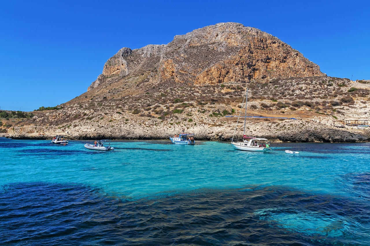 Esplorazione di Favignana e Levanzo in Barca e Gusto della Cucina Locale