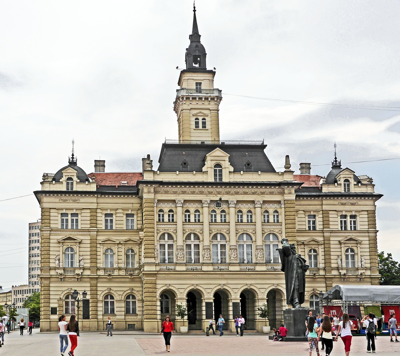 Explorando Novi Sad: Fortaleza, Música y Gastronomía