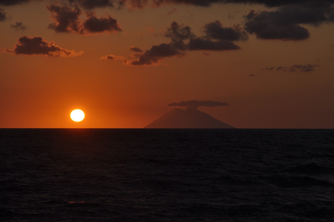 A Taste of Stromboli in 1 Day: Trekking and Dining