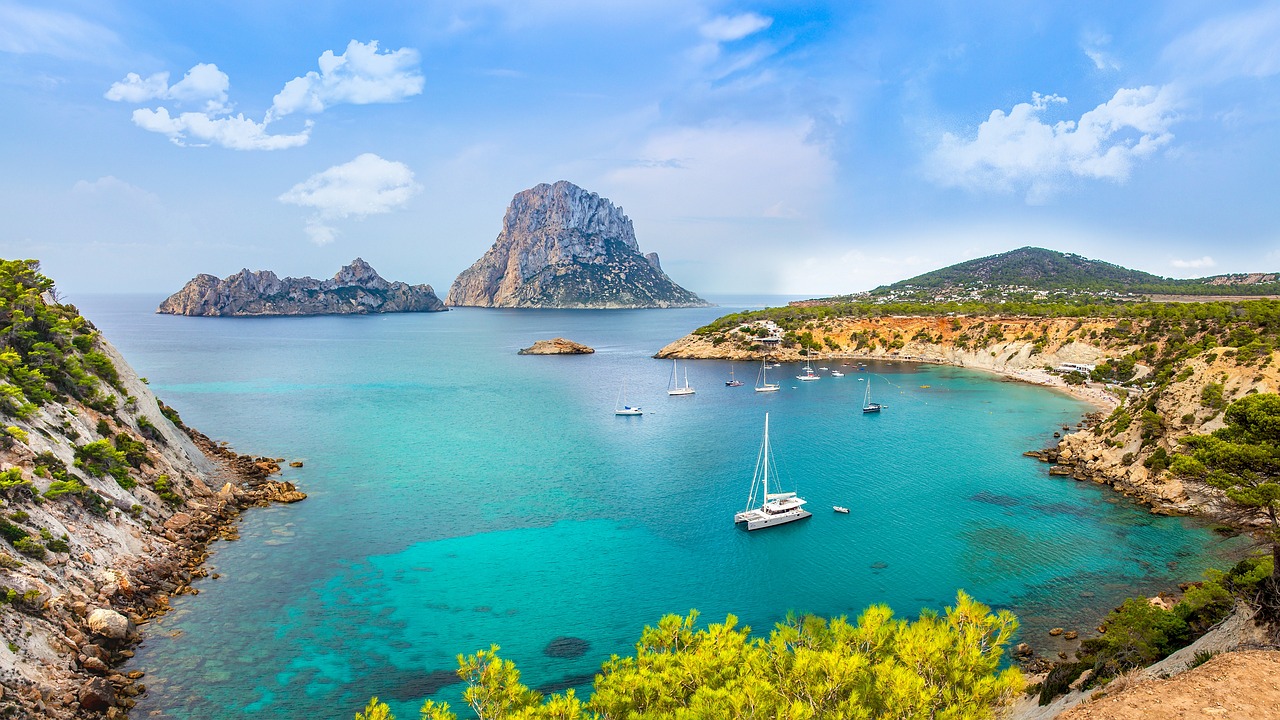 Explorando las Mejores Calas y Restaurantes de Ibiza en 3 Días