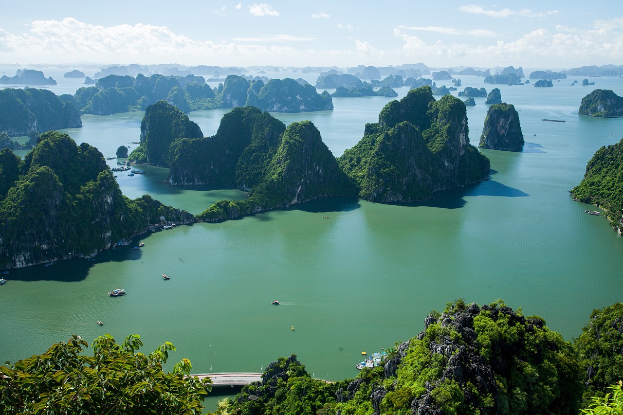 Découverte de la Baie d'Ha Long en Luxe et Aventure