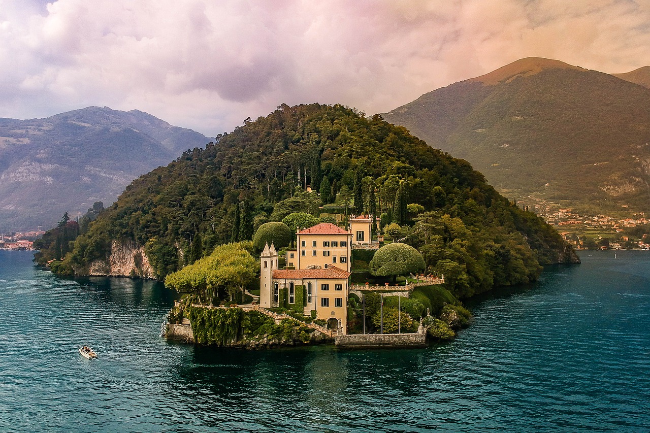 Lake Como Relaxing Boat Tour and Villa Exploration