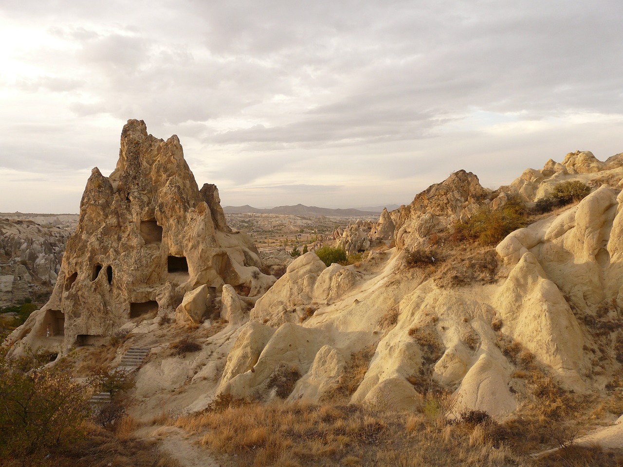 Magical Day in Göreme: Hot Air Balloons and Cave Dining