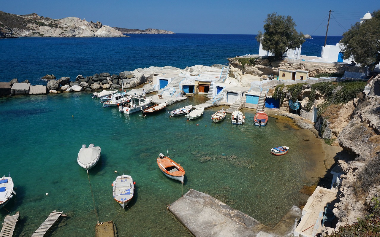 Escapade Romantique à Milos : Plages, Vins & Saveurs Locales