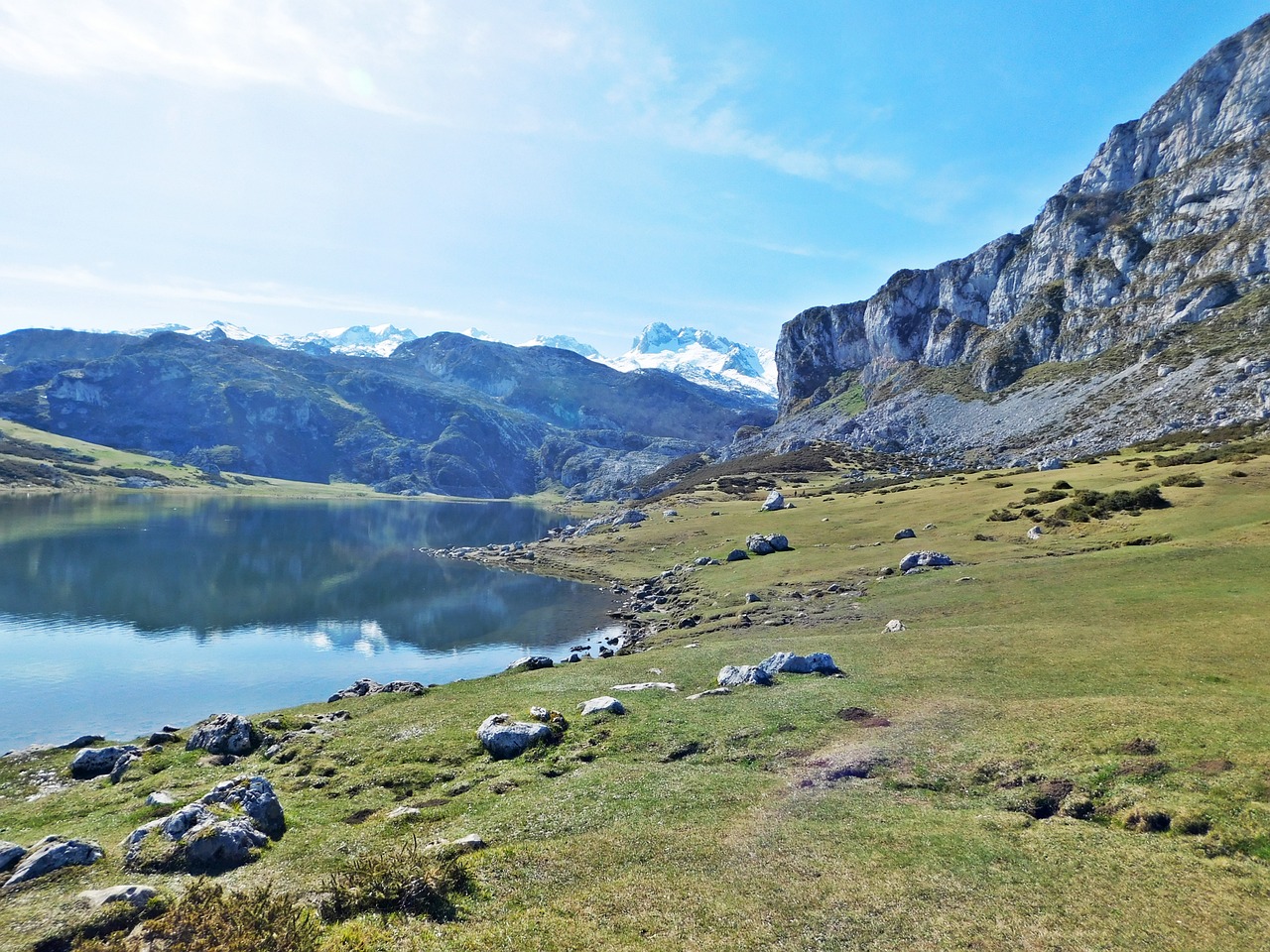 Explorando a Natureza em Covadonga: Lagos, Montanhas e Aldeias