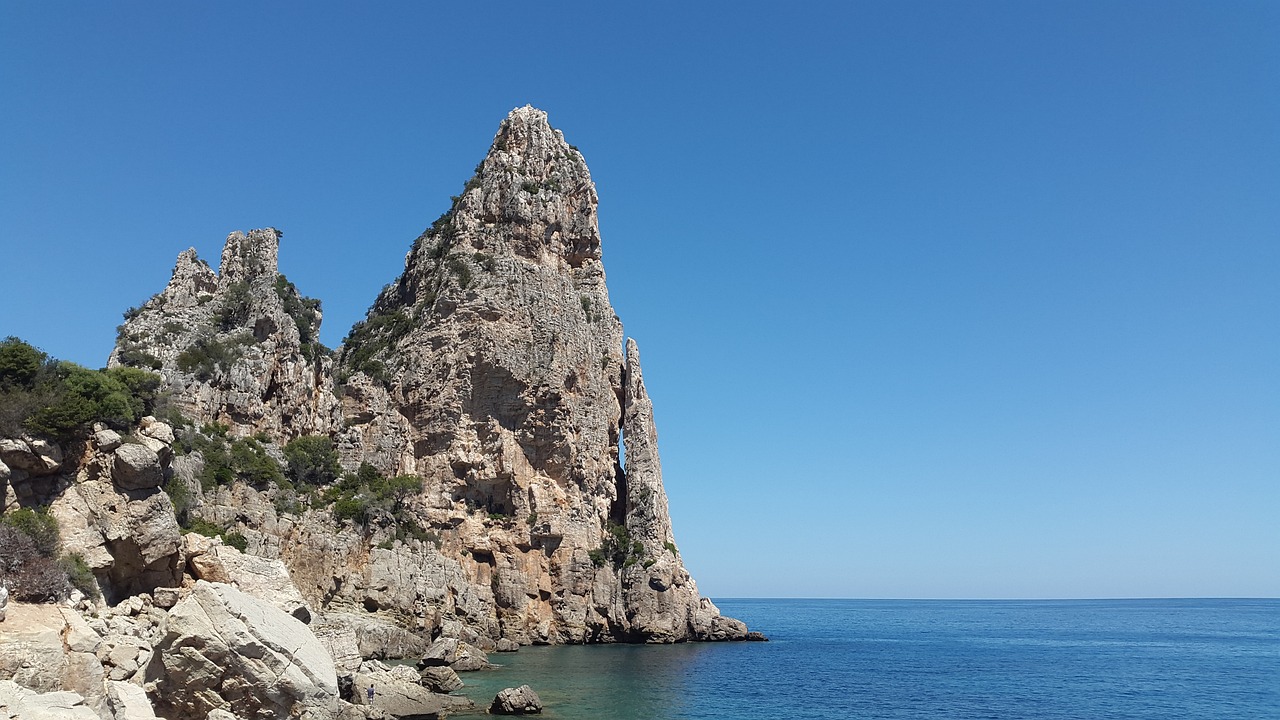 Explorando el Golfo de Orosei en Barco y la Belleza de Baunei