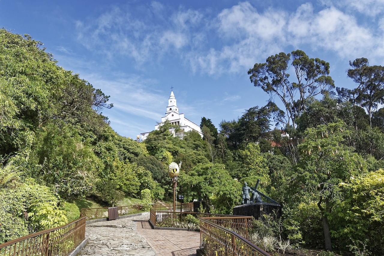 1-Day Hiking Adventure in Monserrate
